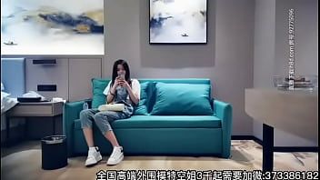 Play Tanhua denim overalls looks sweet and beautiful, flirting on the sofa and then playing on the bed, licking her slim body and getting back hard