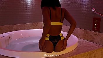 Play She sucked my big cock a lot in the hydromassage and went to bed to get hot with me!