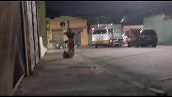 Play ESTA CHEGANDO O DIA DE DA A CAIXINHA DO LIXEIRO, GOSTOSA FEZ UMA SURPRESA - DAI DA PRAIA