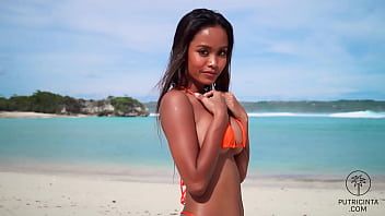 Play Putri Cinta stripping on a beautiful tropical beach