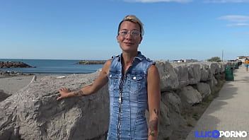 Play Sexy milf Cheyenne loves outdoor anal sex