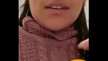 Play Compañera de la oficina muestra todo en videollamada