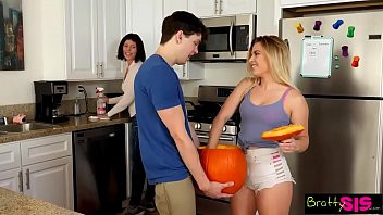 Play HERMANASTRO SE FOLLA A HERMANASTRA CERCA DE SU MADRE &vert;&vert; Video Completo : 