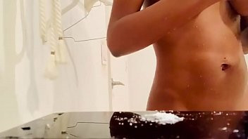 Play Chloefrench exposed doing coke