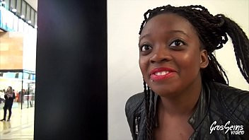 Play Rinedie, la coquine black veut des bites blanches