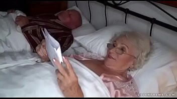 Play A coroa traiu o marido com Novinho