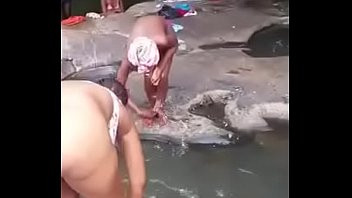 Play Black women bathing by the river