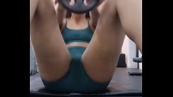 Play Débora Andrade at the gym training with her shorts all wet