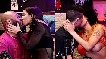 Play Hottie gets excited to kiss Mister Black, and his wife wastes no time - Dieni Gaúcha and Pedro Albuquerque